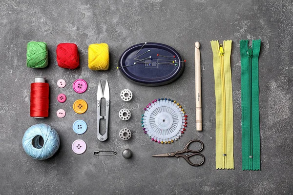 Composition with threads and sewing accessories on grey background, flat lay — Stock Photo, Image