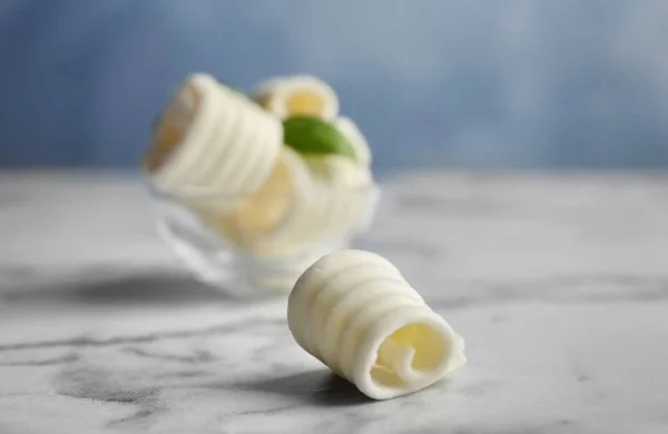 Chutné máslo lokny na stole, closeup — Stock fotografie