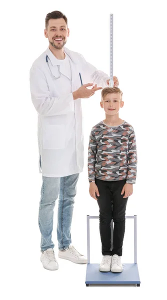 Doktor wysokość pomiarowa chłopczyk na białym tle — Zdjęcie stockowe