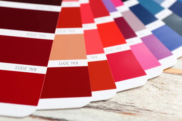 Amostras de paleta de cores na mesa, close-up — Fotografia de Stock