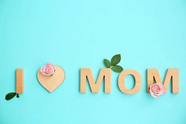Frase "ME ENCANTA MAMÁ" hecha de letras sobre fondo de color. Feliz Día de la Madre —  Fotos de Stock