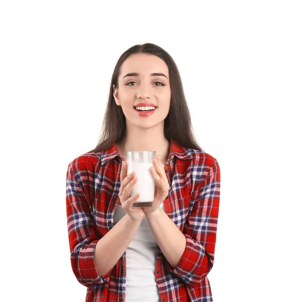 Schöne junge Frau trinkt Milch auf weißem Hintergrund — Stockfoto