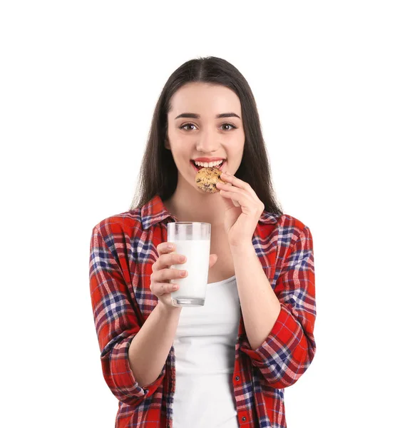 Krásná mladá žena konzumní mléko s cookie na bílém pozadí — Stock fotografie