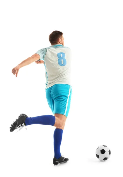 Молодий чоловік грає у футбол на білому тлі — стокове фото