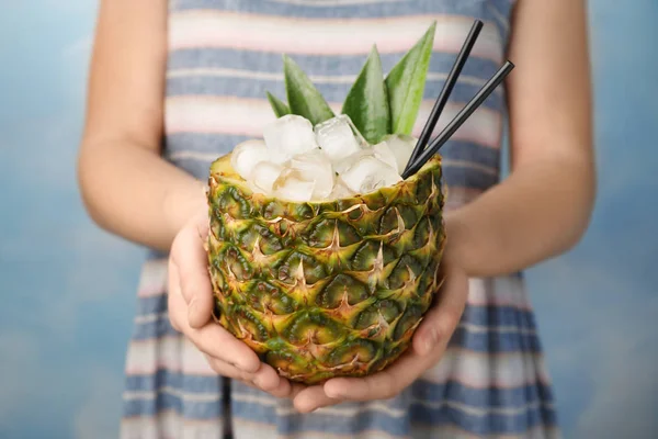 Femme tenant l'ananas avec du jus et des glaçons, gros plan — Photo