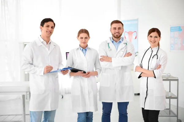 Jovens médicos vestindo uniforme no hospital moderno. Departamento de Ginecologia — Fotografia de Stock