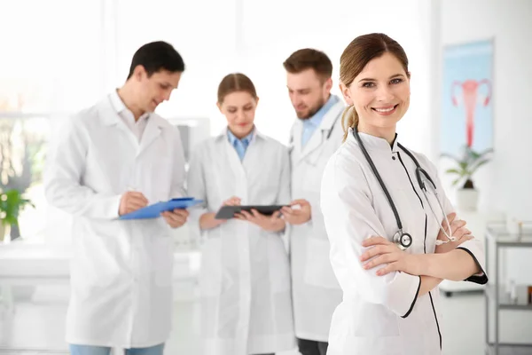 Lächelnde Ärztin in Uniform in einem modernen Krankenhaus. Abteilung Gynäkologie — Stockfoto