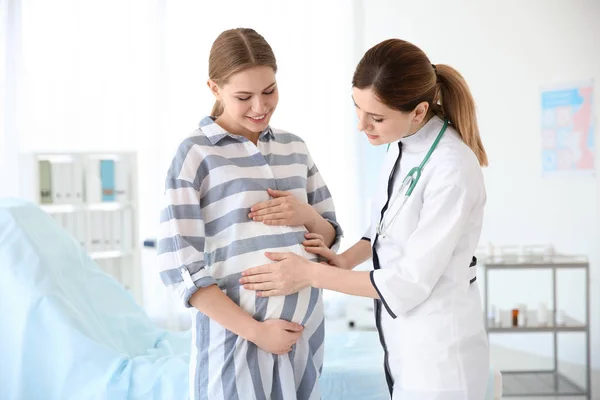 Gynaecologisch consult. Zwangere vrouw met haar arts in kliniek — Stockfoto