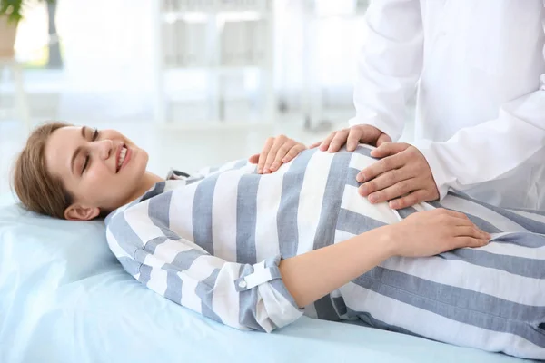 Jinekoloji konsültasyonu. Klinikteki doktoruna hamile bir kadın. — Stok fotoğraf