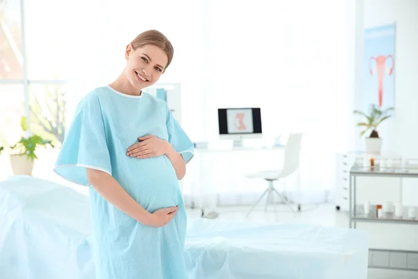 Gynaecologie-overleg. Zwangere vrouw in moderne kliniek — Stockfoto