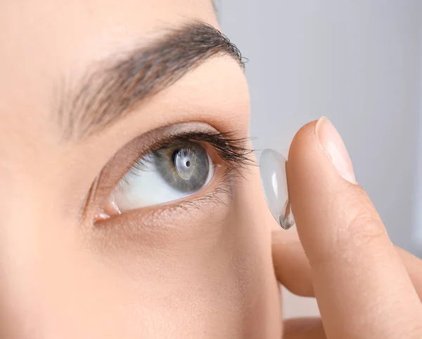 Junge Frau setzt Kontaktlinse in ihr Auge, Nahaufnahme — Stockfoto