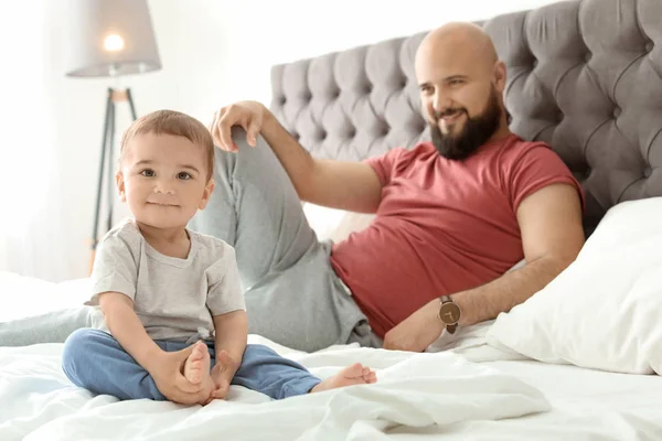Baba ve küçük oğlu evde birlikte vakit — Stok fotoğraf