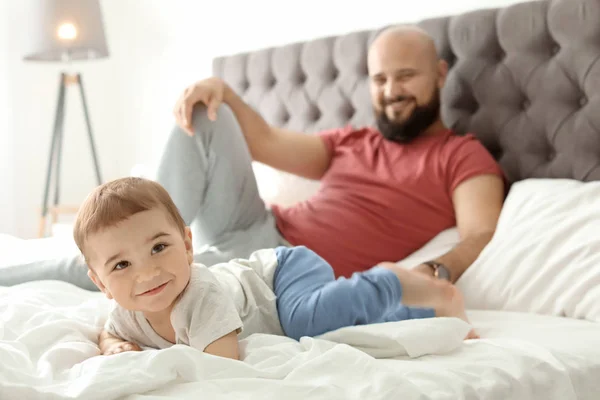 Vader en zijn zoontje besteden tijd samen thuis — Stockfoto