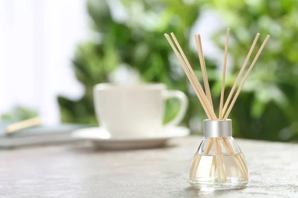 Duftendes Schilfrohr auf dem Tisch im Zimmer — Stockfoto