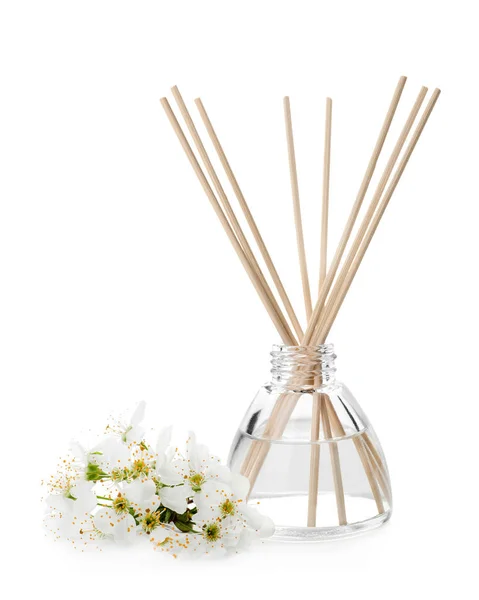 Aromatik reed temizleyici ve beyaz arka plan üzerinde çiçekler — Stok fotoğraf