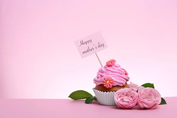 Νόστιμο cupcake του και λουλούδια για την ημέρα της μητέρας στο χρώμα φόντου — Φωτογραφία Αρχείου