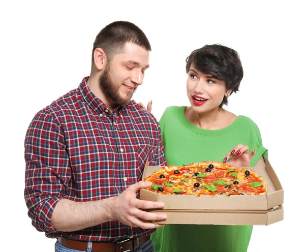 Casal jovem atraente com deliciosa pizza no fundo branco — Fotografia de Stock
