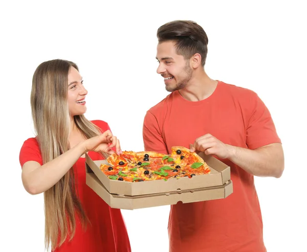 Casal jovem atraente com deliciosa pizza no fundo branco — Fotografia de Stock