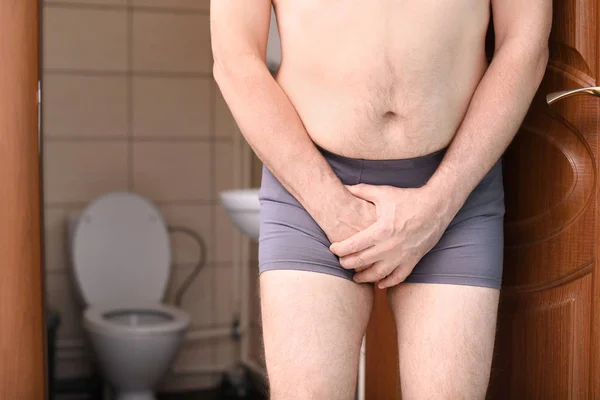 Uomo maturo con problemi urologici affetti da dolore vicino alla toilette — Foto Stock