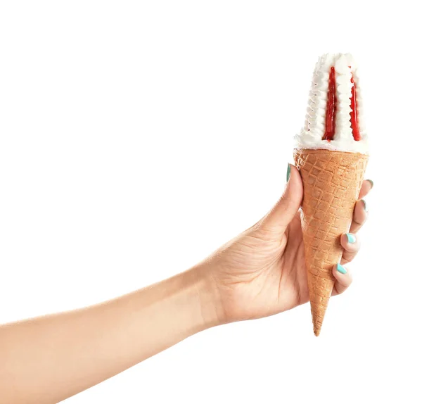 Mujer sosteniendo delicioso helado sobre fondo blanco. Céntrate en la mano — Foto de Stock