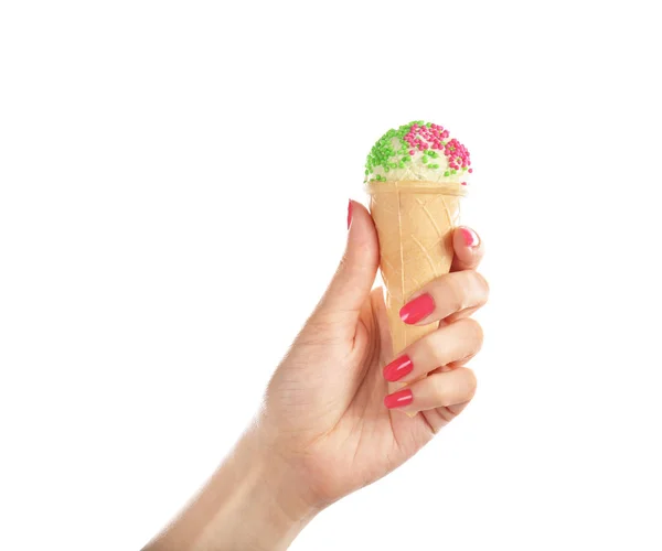 Женщина держит вкусное мороженое на белом фоне. Фокус под рукой — стоковое фото