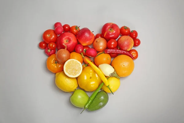用成熟的水果和蔬菜制成的彩虹颜色灰色背景, 顶部视图 免版税图库照片