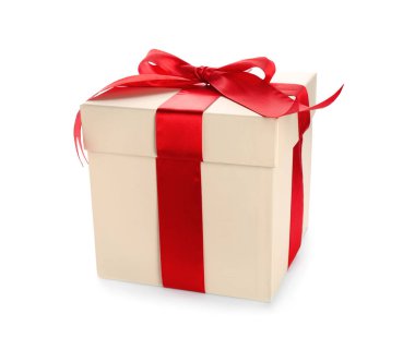 Beyaz arka plan üzerinde yay ile zarif hediye kutusu