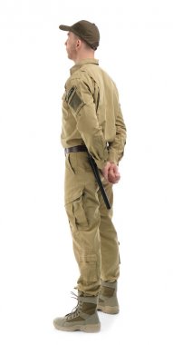 Beyaz arka plan üzerinde üniformalı erkek güvenlik görevlisi