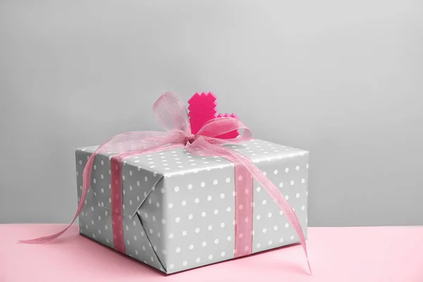 Elegante caja de regalo para el día de la madre en la mesa — Foto de Stock