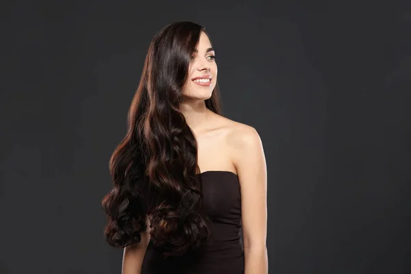 Retrato de modelo bonito com cabelo encaracolado lindo no fundo preto — Fotografia de Stock
