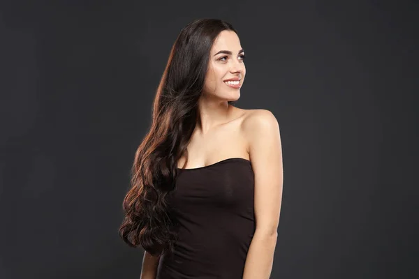 Retrato de modelo bonito com cabelo encaracolado lindo no fundo preto — Fotografia de Stock