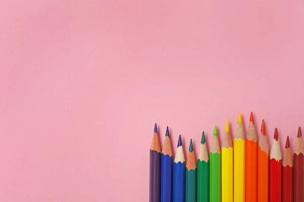 Coleção de lápis na mesa, vista superior. Paleta de cores — Fotografia de Stock