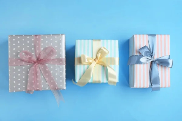 Різні подарункові коробки на кольоровому фоні, плоский — стокове фото