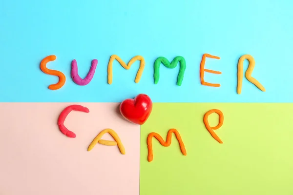 Woorden zomerkamp gemaakt van modellering van klei en kleine rood hart op kleur achtergrond, bovenaanzicht — Stockfoto