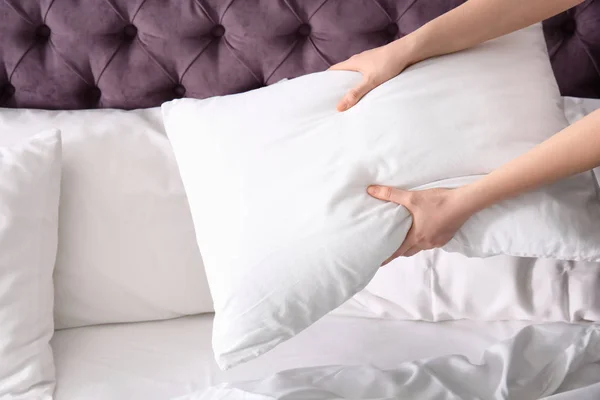 Jovem mulher fazendo cama, close up — Fotografia de Stock