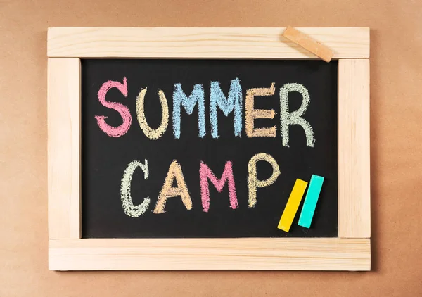 Palavras SUMMER CAMP escrito com giz colorido em quadro pequeno, vista superior — Fotografia de Stock
