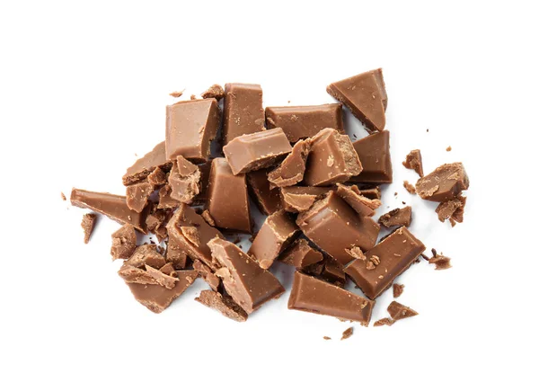Beyaz zemin üzerine lezzetli sütlü çikolata parçaları — Stok fotoğraf