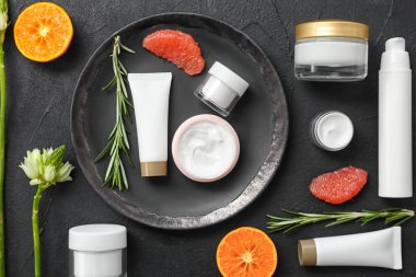 Güzel kompozisyon ile kozmetik, düz koyu arka plan üzerinde yatıyordu