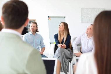 Genç insanların ofiste iş eğitimi