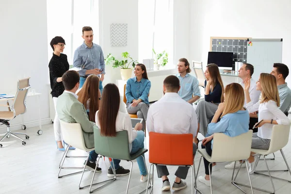 Jóvenes Con Formación Empresarial Cargo — Foto de Stock