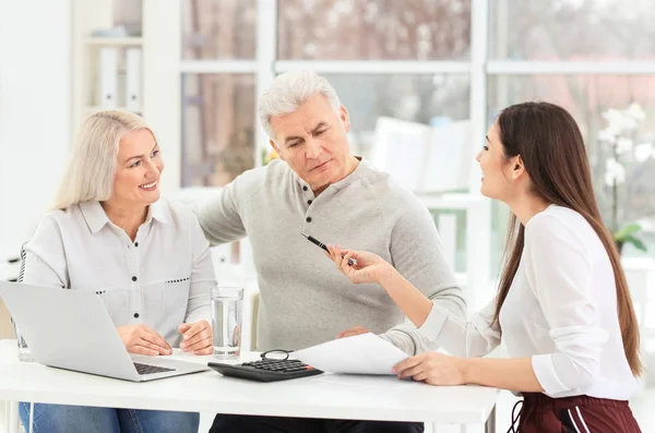 Pareja Madura Discutiendo Pensión Con Consultor Oficina — Foto de Stock