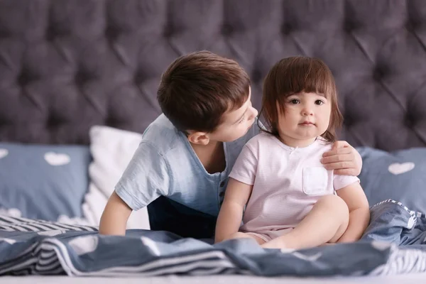 可爱的小男孩与他的小妹妹在家床上 — 图库照片