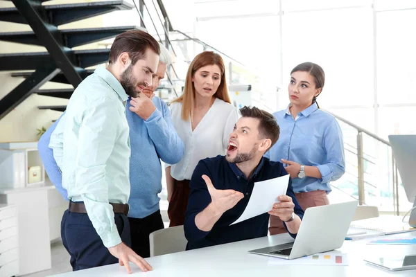 Büroangestellte Streiten Sich Bei Besprechung — Stockfoto