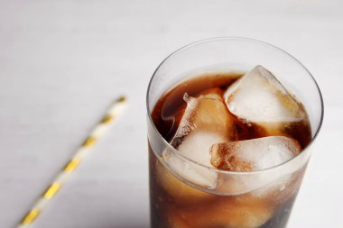 Beyaz arka planda buz küpleriyle soda tazeliyorum, yakın plan. Metin için boşluk