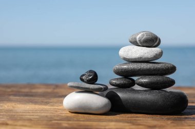 Denize yakın ahşap iskelede taş yığınları, yazı için yer. Zen kavramı