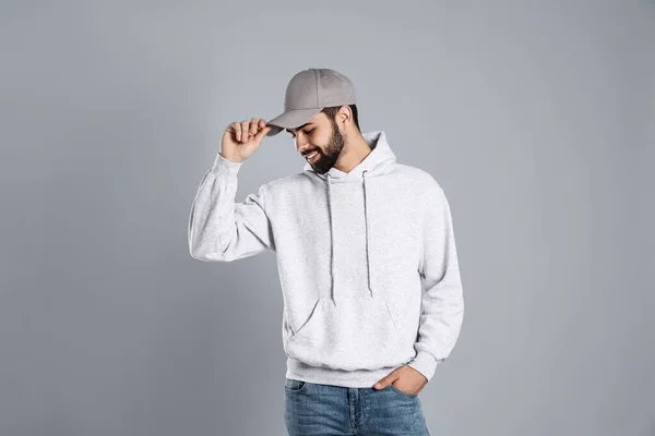 Портрет молодої людини в светрі на сірому фоні. Макет для дизайну — стокове фото