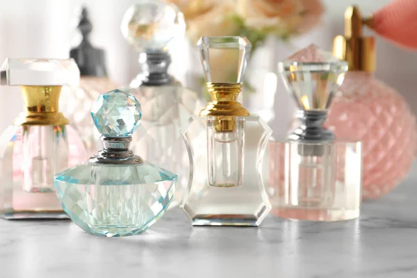 Muchos diferentes frascos de perfume en tocador —  Fotos de Stock