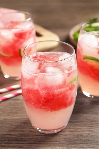 Deliciosa bebida refrescante de melancia na mesa de madeira — Fotografia de Stock