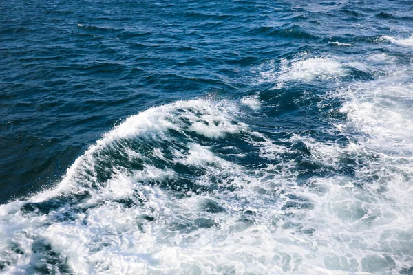 Όμορφη επιφάνεια θαλασσινού νερού με κύματα — Φωτογραφία Αρχείου