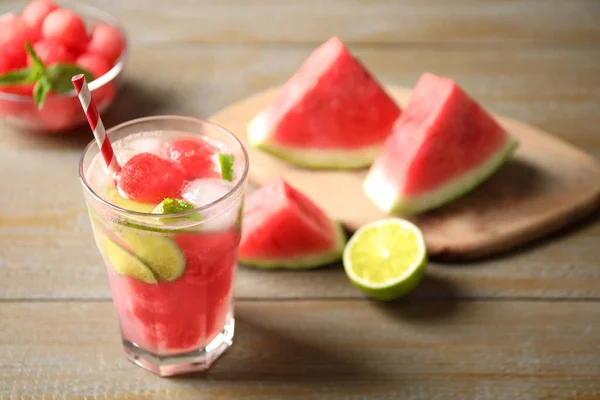 Egy pohár frissítő görögdinnye ital a fa asztalon — Stock Fotó